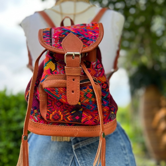 Gorgeous Guatemalan backpack, made from genuine leather and vintage Huipils. - Picture 5 of 6
